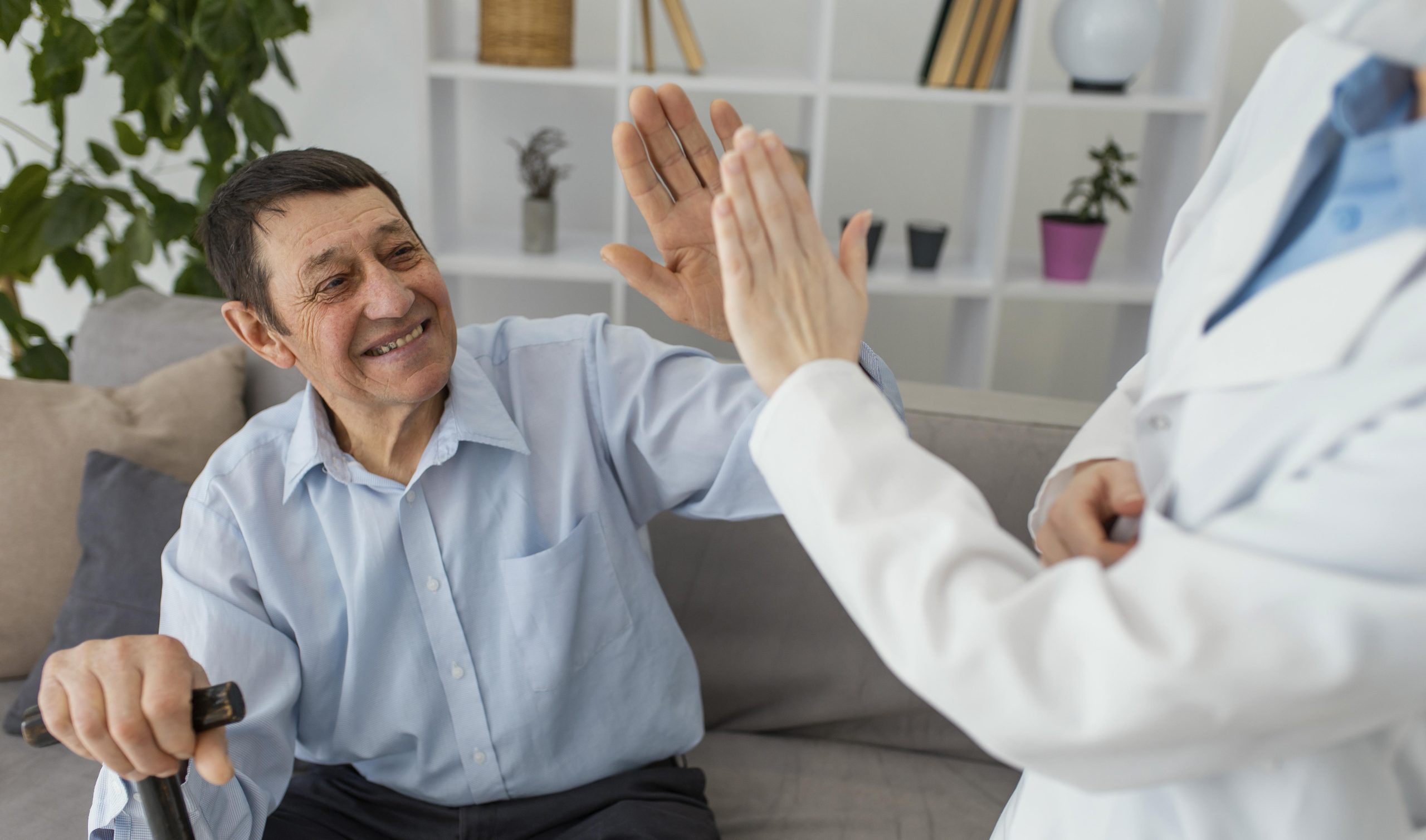 Inicio close up man doctor high five