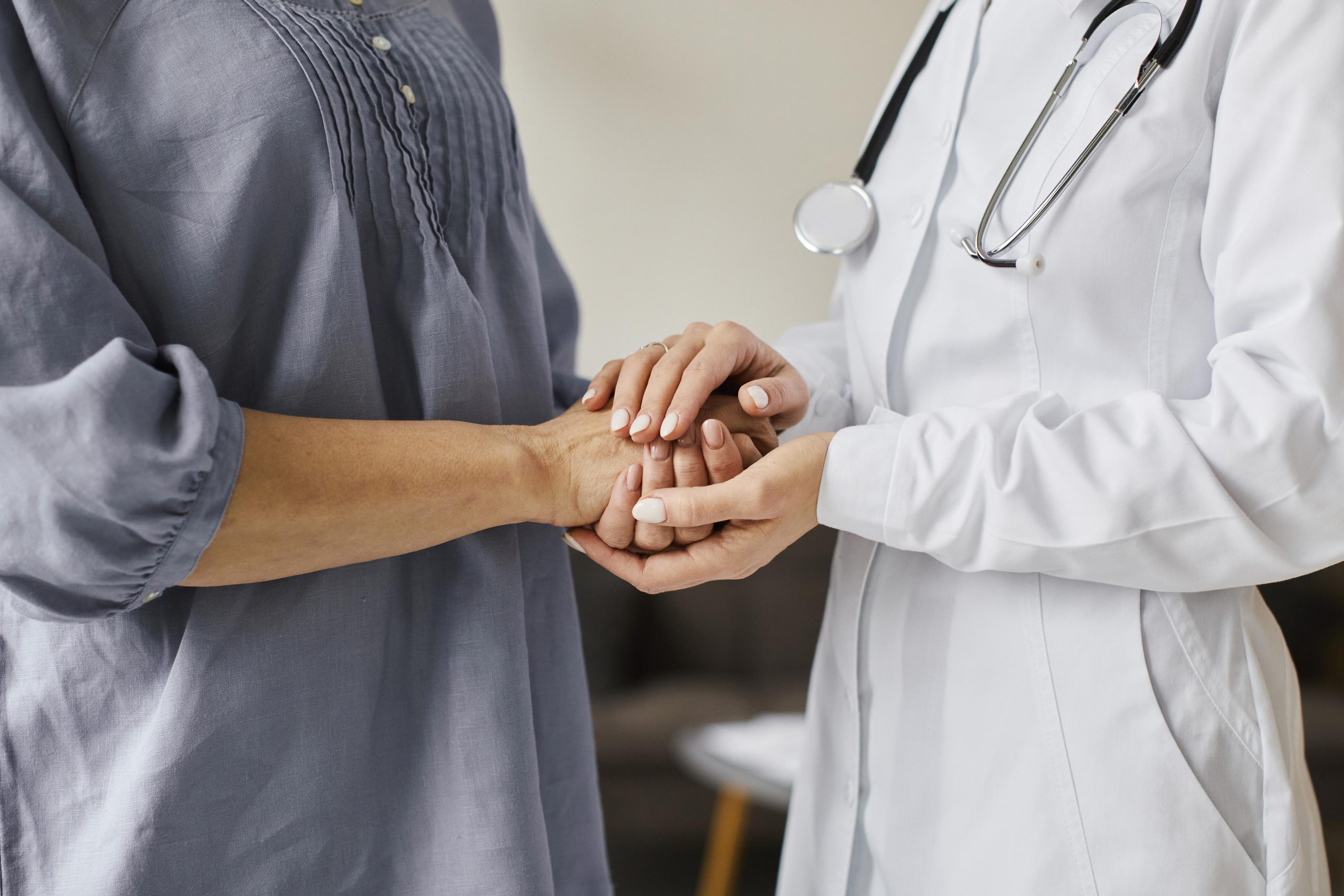 Inicio covid recovery center female doctor holding older patient s hands