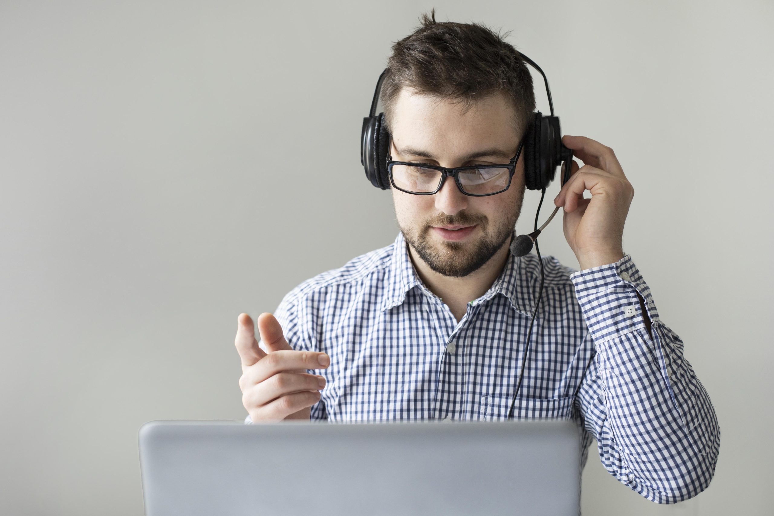 Inicio portrait employee with headset