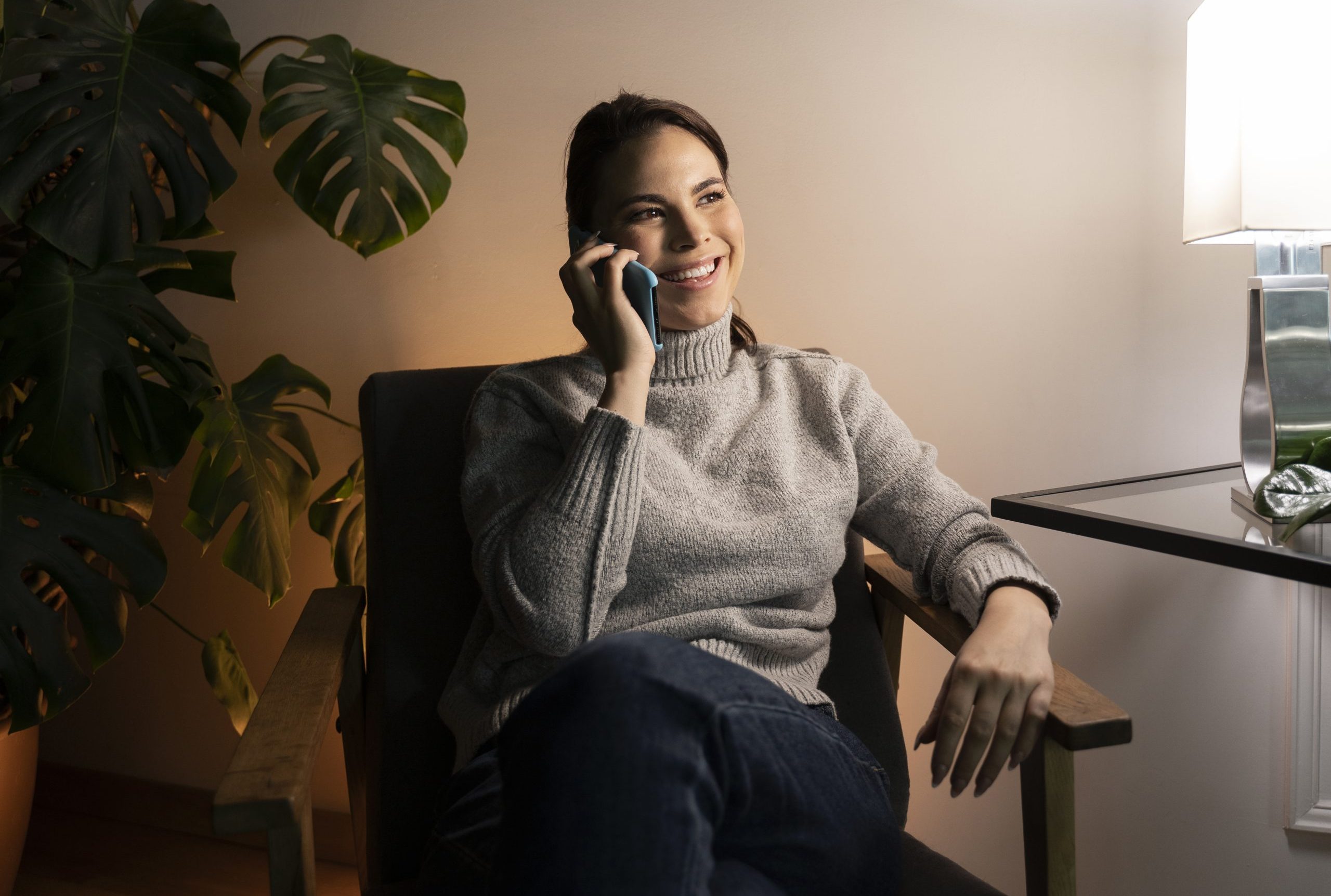 Inicio woman using smartphone as habit